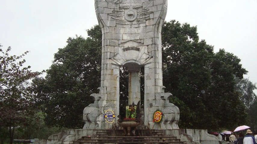 Visiter le cimeti&egrave;re national de Truong Son
