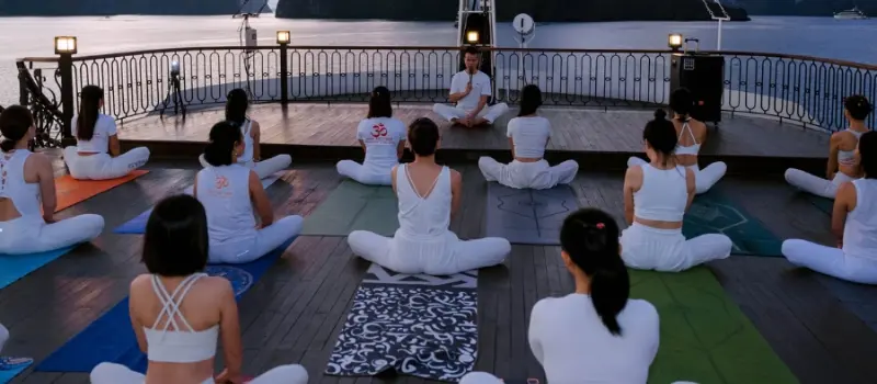 Yoga au lever du soleil sur un bateau traditionnel
