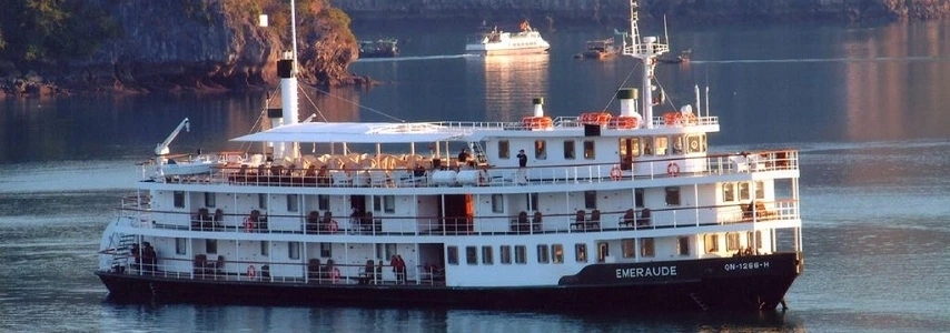 croisiere-en-baie-halong-sur-jonque-emeraude-halong-3-jours-2-nuits-1